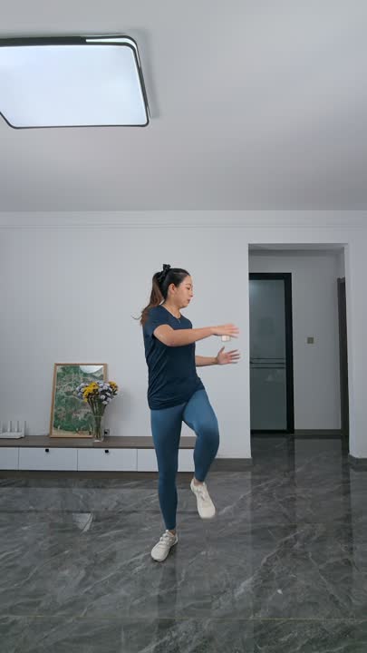 RUYI TAICHI instructor practicing Ba Duan Jin